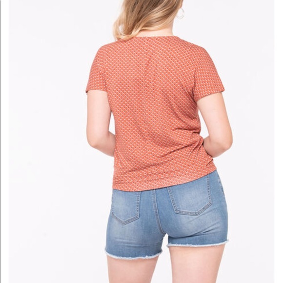 MEDIUM Tie Knot Short Sleeve Spring/Summer Top - Picture 4 of 11